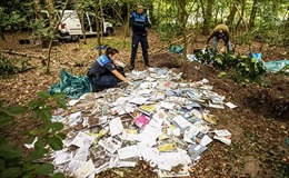 Phát hiện hàng nghìn bức thư bị chôn trong rừng sâu Hà Lan