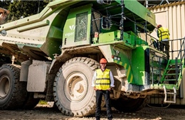 Choáng ngợp trước kích thước của xe điện lớn nhất thế giới