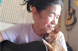 Cụ bà hát tình ca bên chú Chihuahua trở thành ngôi sao Internet