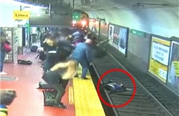 Video cứu người phụ nữ rơi xuống ray ngay trước khi tàu lao tới