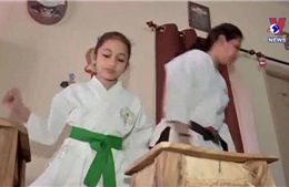 Bé 8 tuổi lập kỷ lục thế giới về võ thuật và origami