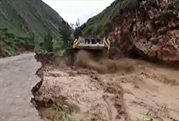 Video nước xoáy vỡ vụn cây cầu tại Peru