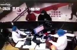 Người đàn ông bị sốt ho thẳng vào mặt nhân viên y tế vì không có thuốc