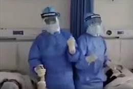Bác sĩ tại Vũ Hán đồng ca để động viên tinh thần bệnh nhân nhiễm virus Corona