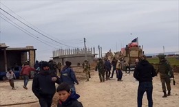 Quân đội Nga ra mặt khi binh sĩ Mỹ đấu súng với dân làng Syria