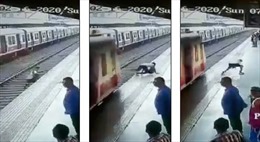 Cậu bé thoát chết trong gang tấc khi vượt đầu tàu hỏa
