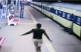 Video giải cứu kịp thời người đàn ông bị tàu hỏa kéo lê