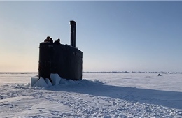 Xem tàu ngầm Mỹ phá băng, trồi lên tại Bắc Cực