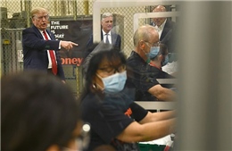 Tổng thống Trump để &#39;mặt mộc&#39; khi đến thăm nhà máy khẩu trang 