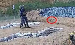 Học viên Hải quân Trung Quốc ném chệch hướng khiến lựu đạn lăn trở lại phát nổ