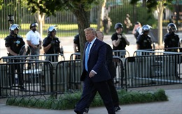 Tổng thống Trump đi bộ đến nhà thờ bị đốt trong biểu tình