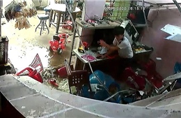 Báo Anh đăng video về cậu bé Việt Nam may mắn thoát chết khi mái nhà sập