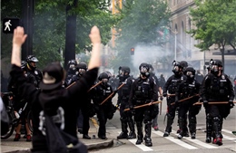 Giữa biểu tình lan rộng, hàng loạt cảnh sát Mỹ xin nghỉ việc