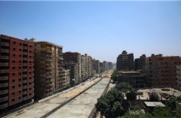 Cây cầu chỉ cách nhà dân 50cm tại Ai Cập