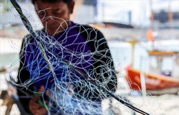 Lưới đánh cá biến thành dụng cụ phòng chống COVID-19 tại Thái Lan