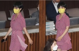 Bộ váy đỏ của nữ nghị sĩ Hàn Quốc gây tranh cãi