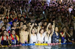 Công viên nước Vũ Hán đông nghịt thanh niên không khẩu trang, không giãn cách xã hội