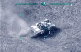 Máy bay không người lái Azerbaijan thả tên lửa làm nổ tung xe tăng Armenia