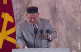 Hình ảnh Chủ tịch Triều Tiên Kim Jong-un xúc động rơi lệ trong lễ duyệt binh