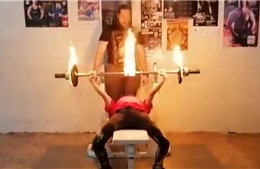 Nữ sinh Nga lập kỷ lục nâng tạ đang cháy