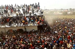 &#39;Biển người&#39; đổ về nhà kho cứu trợ thực phẩm tại Nigeria