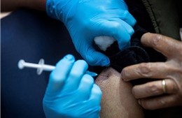 Bốn tình nguyện viên Mỹ liệt một bên mặt sau khi tiêm vaccine COVID-19
