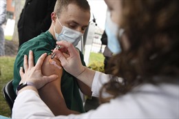 FDA ủng hộ loại vaccine phòng COVID-19 thứ hai tại Mỹ