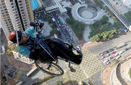 Nghị lực của người đàn ông ngồi xe lăn leo 250m nhà cao tầng