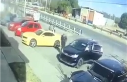Cảnh nhiều tay súng bắt cóc quân nhân giữa ban ngày ở Mexico