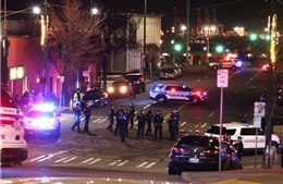 Cảnh sát lao xe vào đám đông sau khi bị bao vây tại Mỹ
