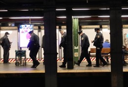 Hàng trăm cảnh sát phong tỏa các ga tàu điện ngầm New York do đâm dao hàng loạt