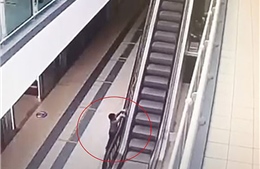Video bé 4 tuổi rơi từ độ cao 6 m do bám vào thành cầu thang máy