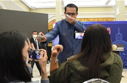 Thủ tướng Thái Lan xịt dung dịch sát khuẩn vào phóng viên giữa buổi họp báo