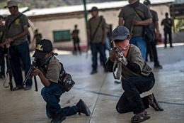 Bạo lực khiến trẻ em Mexico phải học dùng súng chống tội phạm