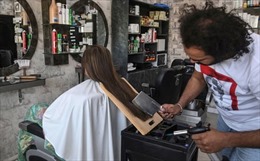 Thợ cắt tóc dùng dao thớt và đèn hàn để tạo kiểu