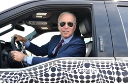 Video Tổng thống Biden tự lái xe điện mới của Ford