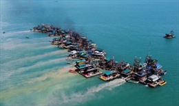 Đất liền hết thiếc, thợ mỏ Indonesia chuyển ra biển khai thác