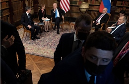 Phóng viên Nga-Mỹ xô đẩy nhau, làm loạn Hội nghị thượng đỉnh Putin-Biden