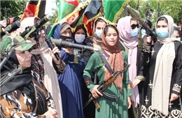 Phụ nữ Afghanistan ôm súng biểu tình phản đối Taliban