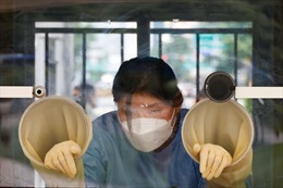 Hàn Quốc điều &#39;xe buýt hồi phục&#39; cho nhân viên xét nghiệm COVID-19 trong nắng nóng