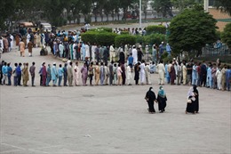 Người dân Pakistan đổ đi tiêm vaccine COVID-19 sau cảnh báo của chính phủ