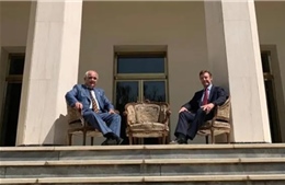 Đại sứ Anh và Nga tại Iran gây bất bình vì ngồi chụp ảnh trên &#39;ba chiếc ghế lịch sử&#39;