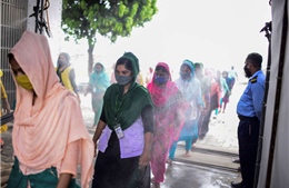 Số ca mắc mới COVID-19 tăng mạnh nhưng các nhà máy Bangladesh vẫn hoạt động