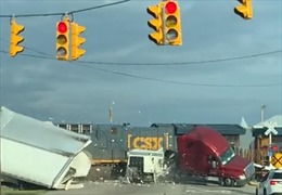 Video tàu hỏa &#39;xé toạc&#39; xe tải mắc kẹt trên đường ray