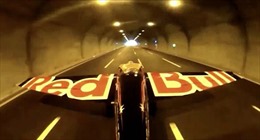 Ngỡ ngàng cảnh máy bay phi tốc độ cao xuyên 2 đường hầm
