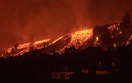 Video núi lửa phun trào, chực chờ &#39;nuốt chửng&#39; các căn nhà ở Tây Ban Nha