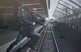 Video tài công Nga phanh kịp thời khi người đàn ông lao mình trước mũi tàu