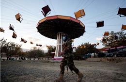 Các tay súng Taliban hào hứng với ngày nghỉ hiếm hoi tại công viên giải trí