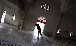 Video hai nhà thám hiểm chệnh choạng giữ thăng bằng trong nhà thờ nghiêng tại Hy Lạp