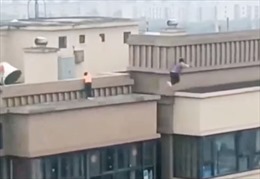 Thót tim cảnh cậu bé vô tư nhảy qua khoảng trống mái nhà chung cư 22 tầng